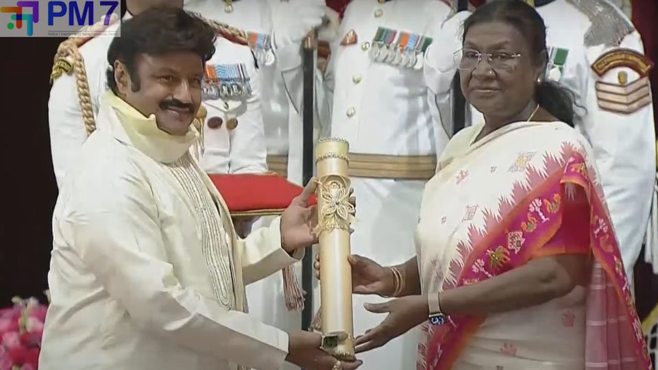 Nandamuri Balakrishna: పద్మ భూషణ్ అవార్డు అందుకున్న నందమూరి బాలకృష్ణ.. ఫొటోలు వైరల్