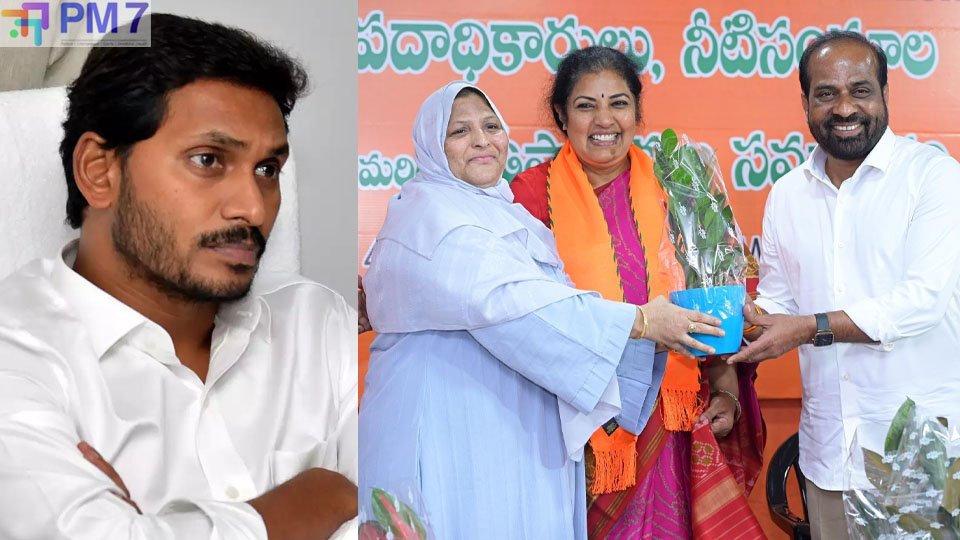 వైసీపీకి మరో భారీ షాక్‌: బీజేపీలో చేరిన డిప్యూటీ ఛైర్‌పర్సన్ జకియా ఖానం