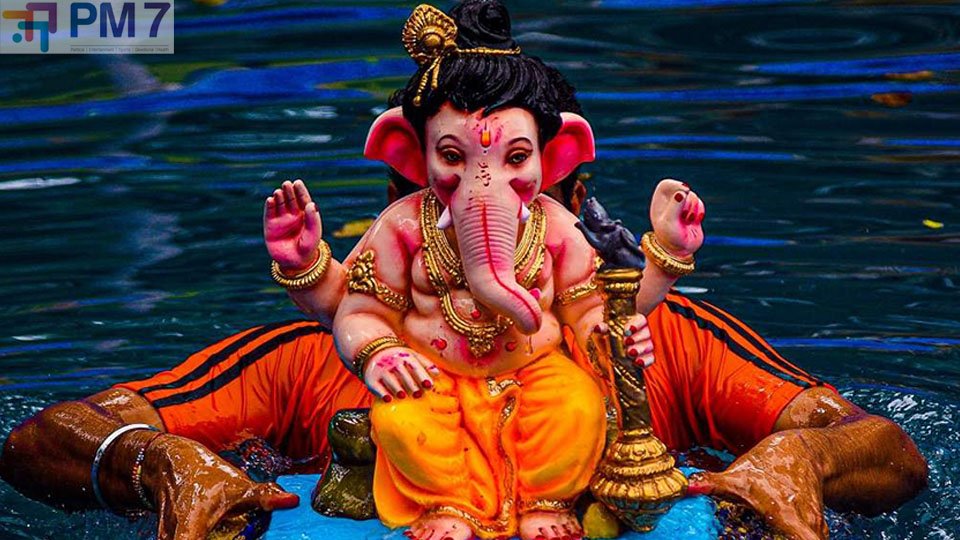 వినాయకుడితో పాటు 5 తులాల బంగారు గొలుసు నిమజ్జనం.. రంగారెడ్డిలో ఆసక్తికర ఘటన
